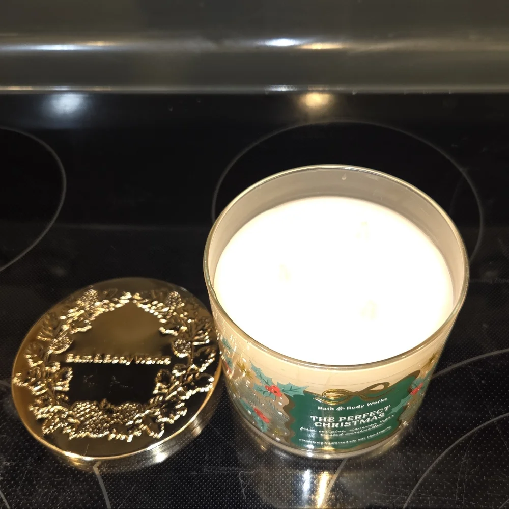 Bath & Body Works "The Perfect Christmas" Candle 14.5oz - Picture 8 of 10